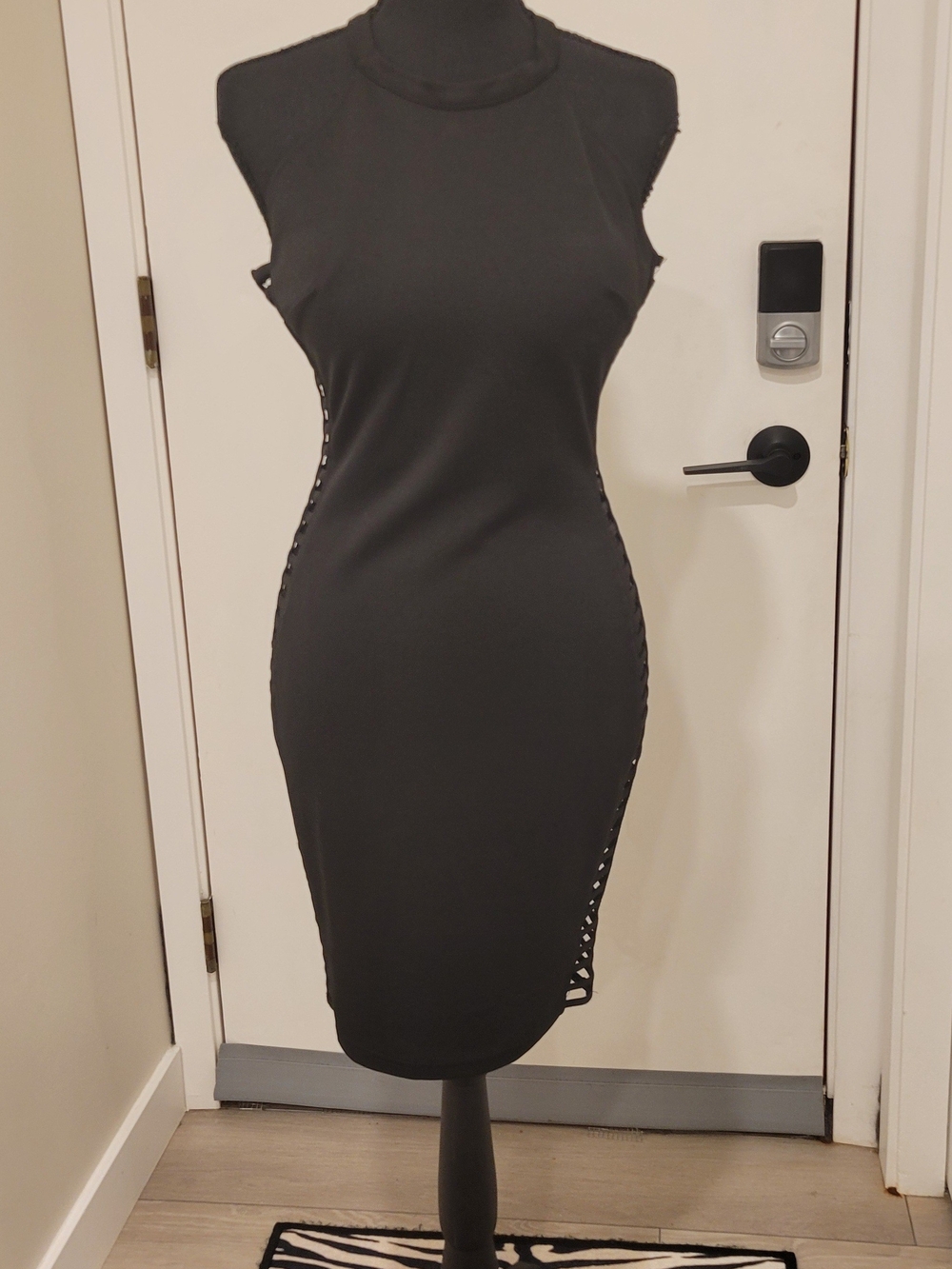 Sleeveless Black Midi Bodycon Dress with Side Lattice Detail